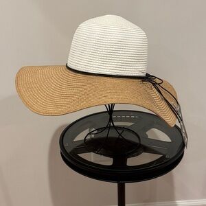 Kavu Lady Leah sun hat, white with tan brim